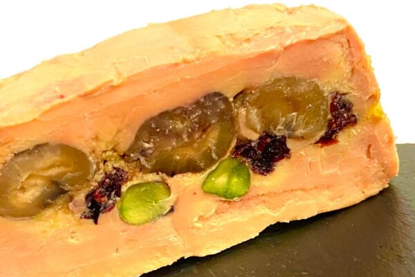 Terrina de foie gras con castañas, pistachos y pasas de Corinto.